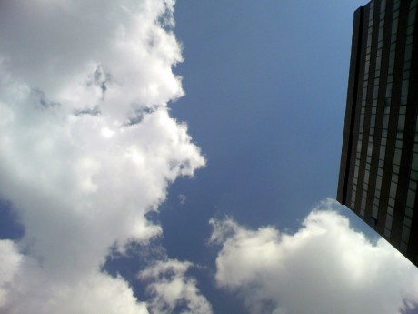 広場から見た空。このあと、雲と雲がぶつかります。