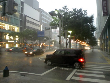 栄を歩いてる最中に大雨。もうビッチャビチャ