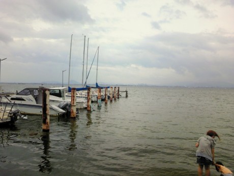 ８月９日　琵琶湖にて。あいにくの曇り空でしたが楽しかった。