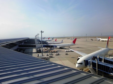 セントレア（中部新国際空港）にて。みょうにテンション高くて、目的地に着く前から写真とりまくるやついるよねー（うん、いるいるー）。